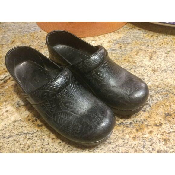 DANSKO BLACK LEATHER EMBOSSED TOOLED CLOGS SIZE 6.5 / 37 - Picture 2 of 12